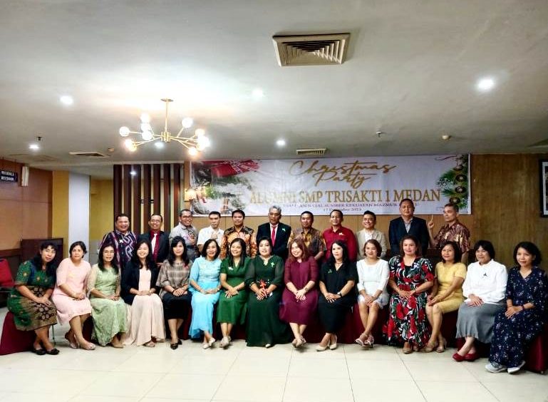 Alumni SMP Trisakti 1 Medan foto bersama usai Perayaan Natal, Minggu (17/12/2023) di Hotel Grand Antares Medan