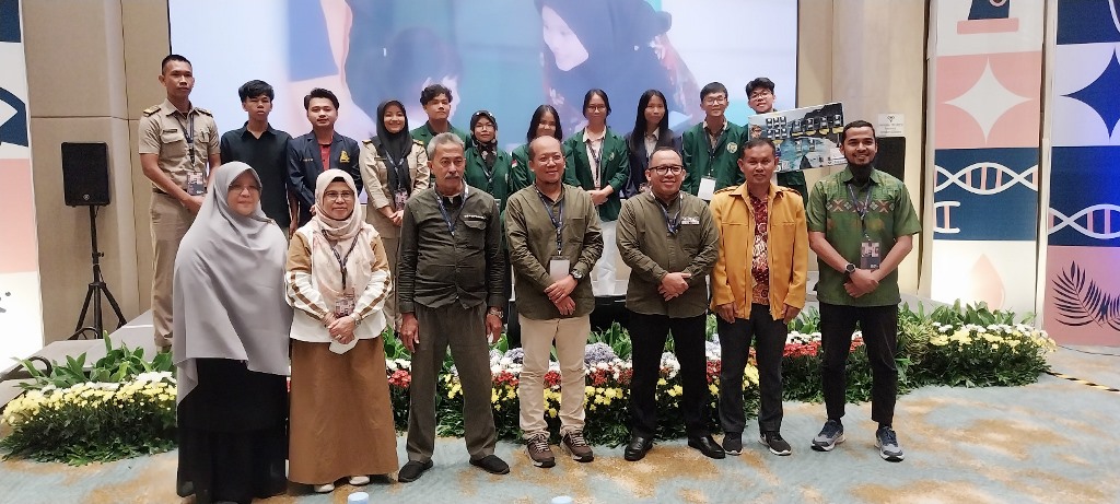 Tim Riset Sawit Mahasiswa Program Studi Agribisnis Fakultas Pertanian UHN Medan, mengikuti Monitoring dan Evaluasi (Monev) berfoto bersama dengan Dewan Juri.