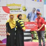 Perwakilan THSN Indonesia secara simbolis menyerahkan Modul Financial Education kepada Komunitas Ibu Profesional saat acara Boardgame Land di Medan (11/10)