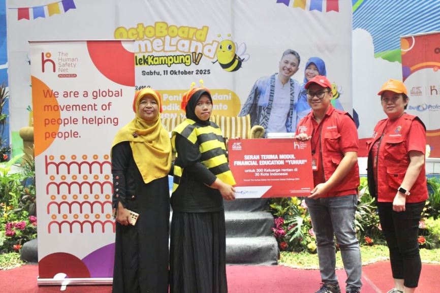 Perwakilan THSN Indonesia secara simbolis menyerahkan Modul Financial Education kepada Komunitas Ibu Profesional saat acara Boardgame Land di Medan (11/10)